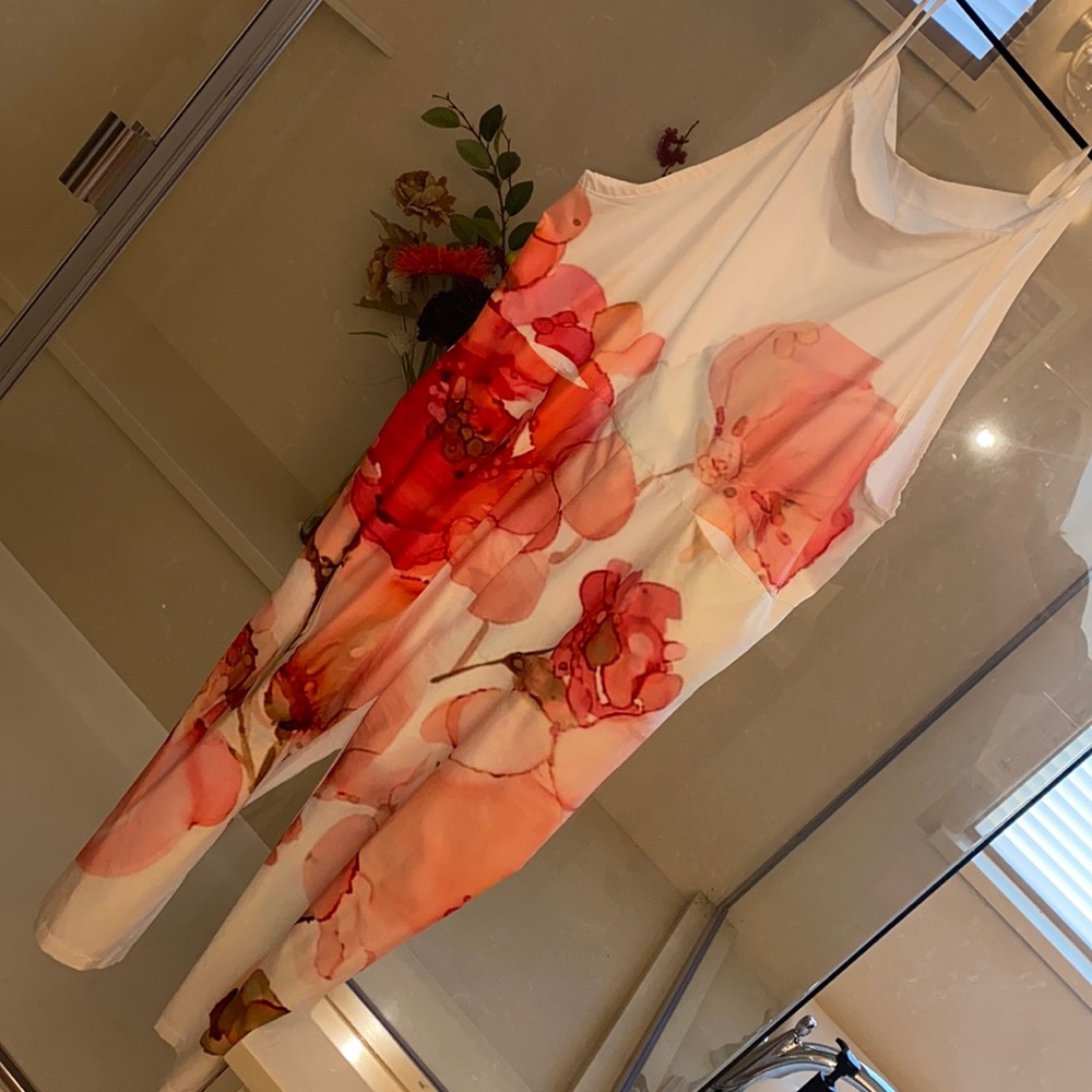 Super sized flowers! Tie top overalls very lightweight. Sz 1x